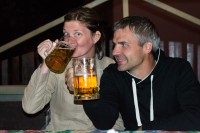 �e�i a pivo...V�ichni pij� vodku, jen my pivo:)