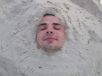 a� po hlavu v p�sku