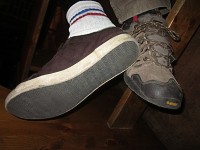 b�l� pono�ky, tmav� boty...aaaaaah