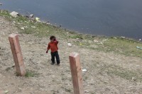 M�stn� kluk hraj�c� si u t�m�� �ern� �eky