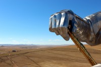 socha stoj�c� uprost�ed ni�eho