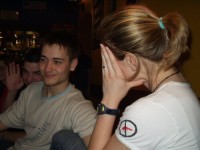  V�imn�te si schovan� hlavi�ky vlevo za Kocim