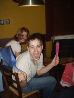  Koci po �klidu rozbit� skleni�ky