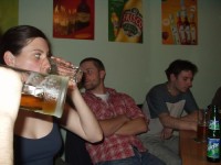 vzadu se za��naj� hr�t sko��pky