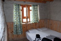 Jednoduch� bydlen� - dv� palandy a okno