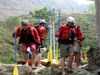 Tak takhle vypad� rozd�l mezi ml�d�m a st���m - vpravo ml�d�, vlevo st���. Oba sm��uj� na raft, d�de�ek ov�em tro�ku pokulh�v�:)