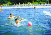  V Ro�nov� v baz�nu