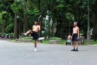 nap��� generacemi obl�ben� kratochv�le - nohejbal s ko���kem